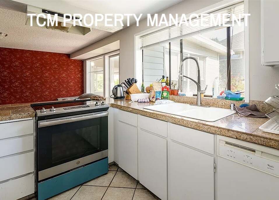 Upper Unit - 817 Martin Luther King Jr Way