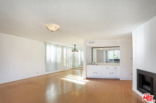 Building Photo - 809 S Bundy Dr