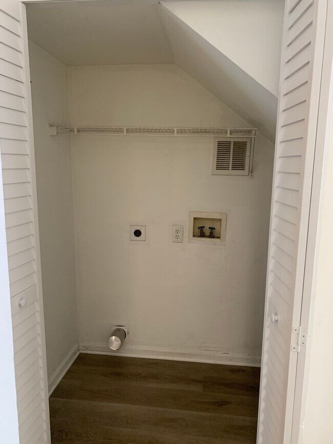 Building Photo - 3 Bedroom 2 Bath House Available Now on Nash