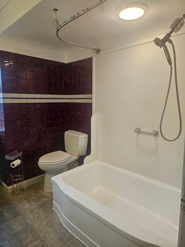 Building Photo - 6613 N Amherst St