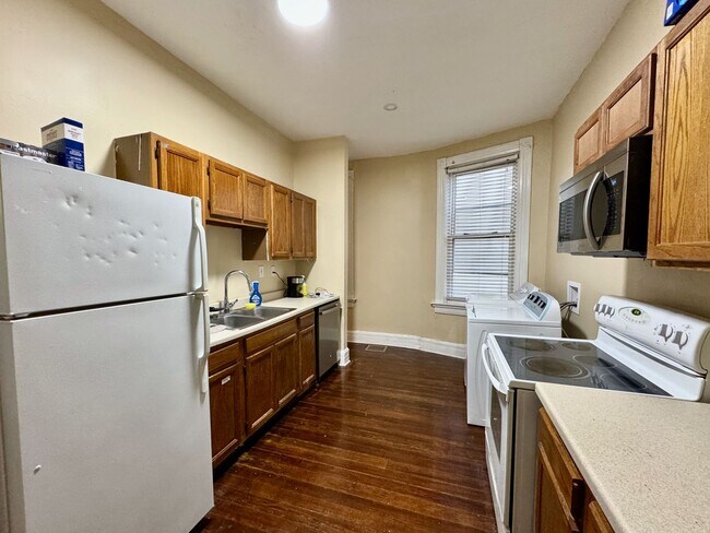 Building Photo - 4 Bed/2 bath UC Rental On Victor + Parking...