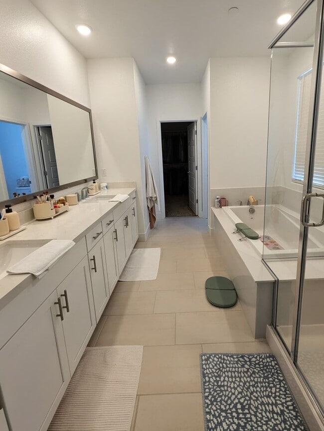 Building Photo - Beautiful and Spacious 4BR 3BA Home in Roseville