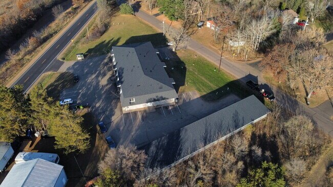 Building Photo - 2 Bedroom, 1 1/2 Bathroom Apartment With A/C & Garage - Available Now!