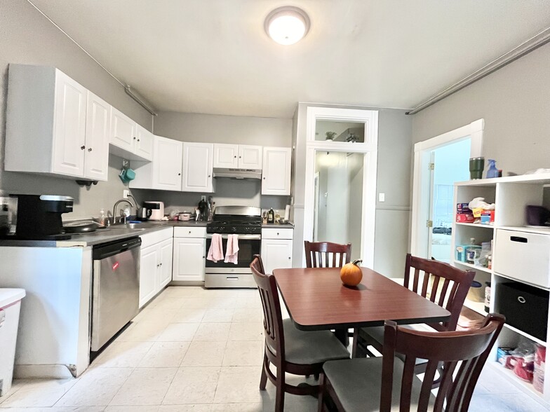 Building Photo - 168 Hillside St