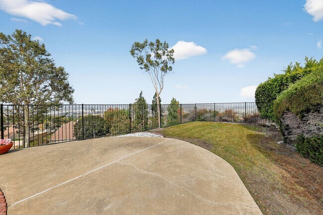 Building Photo - 5BR; 3BA Pool Home with Stunning Views in ...