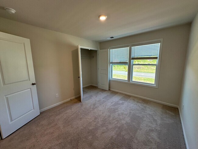 Building Photo - 1260 Scarlet Firethorne Ave