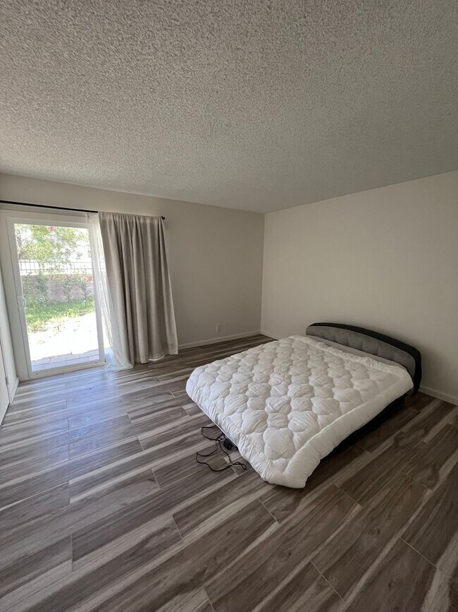 Building Photo - North Palm Springs Beauty $250 off first m...