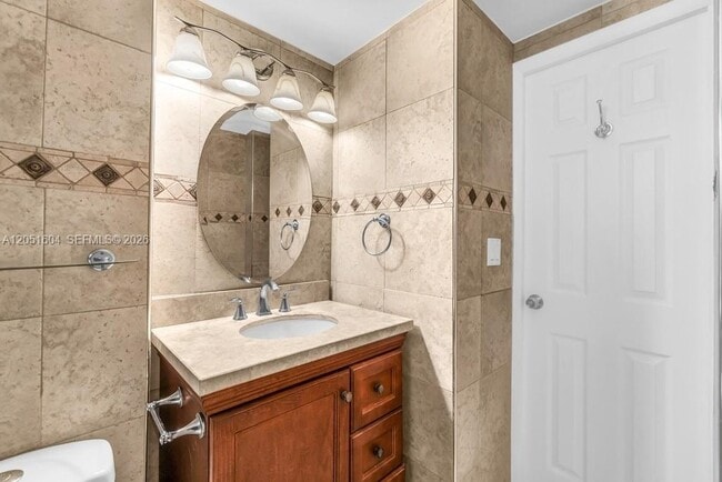 Building Photo - 220 Kings Point Dr