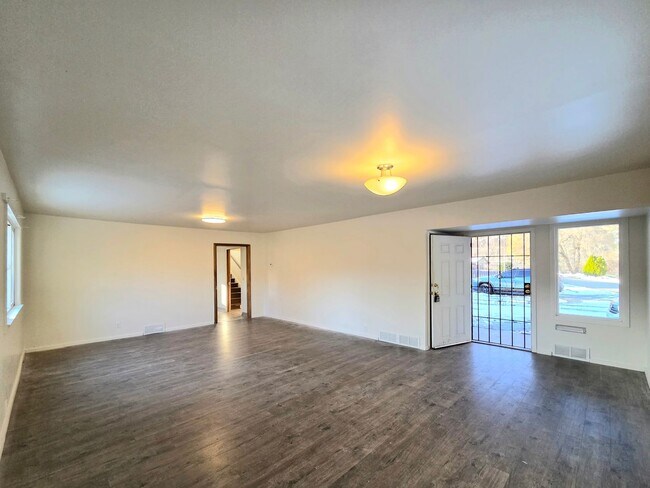 Building Photo - 4-Bedroom + Den, 2-Bath House for Rent in Cashmere ON THE RIVER!!