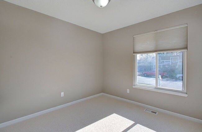 Building Photo - Spacious 4bd 2.5ba Home - Avail. Now!