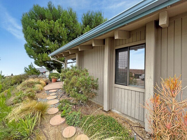 Building Photo - Beautifully Renovated 3BD/2.5BA House in L...