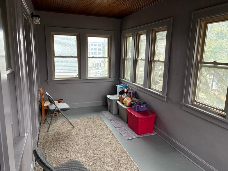 Building Photo - 1006 Gould Ave NE