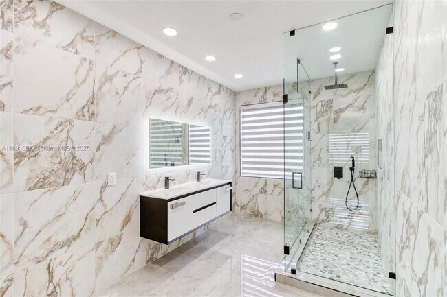 Building Photo - 3810 SW 51st St