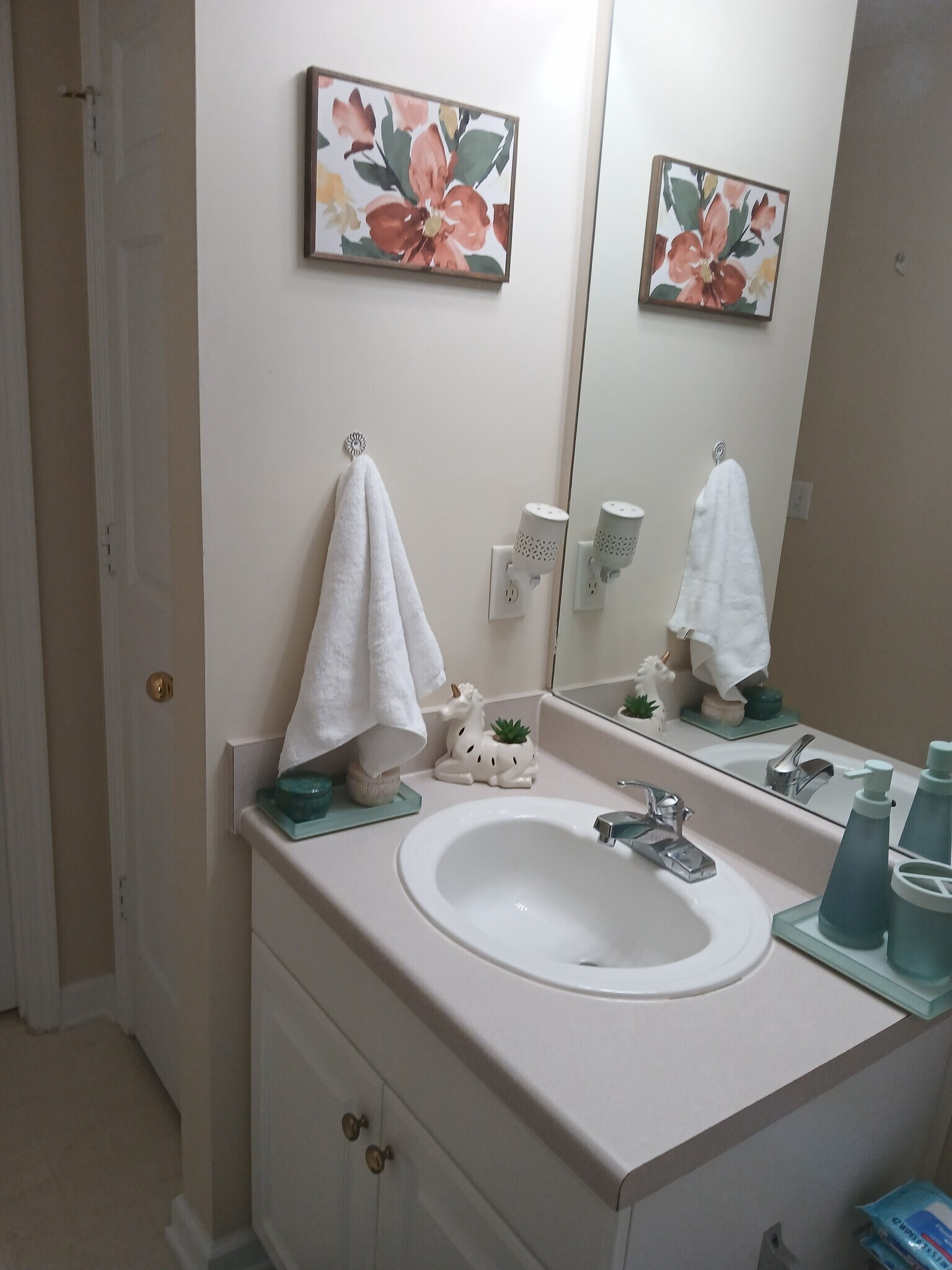 Another view of 2nd bathroom with linen closet - 100 Kensington Blvd