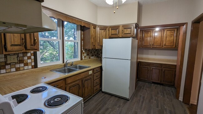 Building Photo - East End home near hospital, restaurants, ...