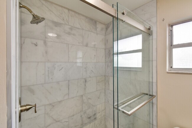 Building Photo - BEAUTIFUL THREE BEDROOM TOWNHOME WITH GARAGE(AVAILABE NOVEMBER)