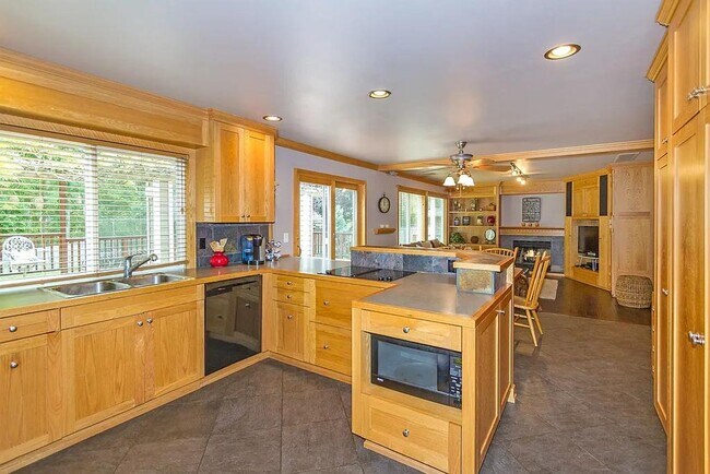 Building Photo - Spacious 5-Bedroom Home with Fenced Yard a...