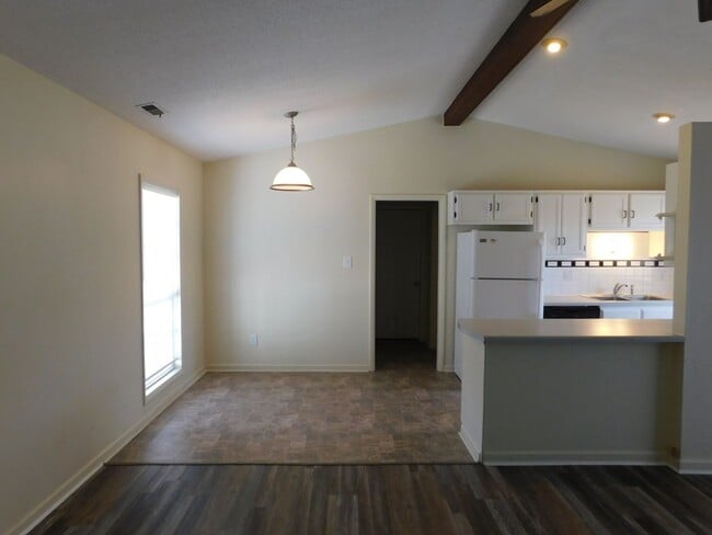 Building Photo - Home located in the heart of Havelock!