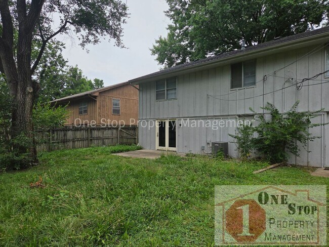 Building Photo - Updated 4 Bedroom, 2 Bathroom Duplex in Overland Park, Kansas