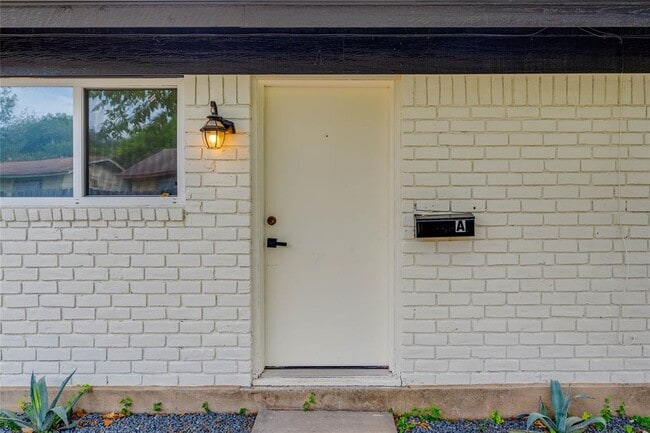 Building Photo - 3306 Dolphin Dr