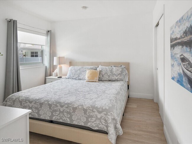 Building Photo - 530 4th Ave S