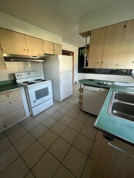 Kitchen - 1129 W Carson St