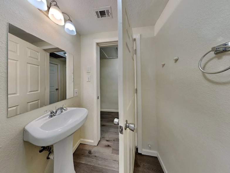 Building Photo - 5708 Kilpatrick Ave