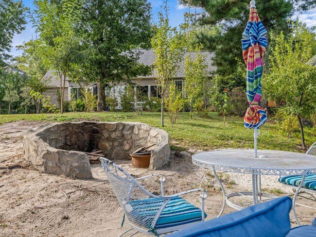 Building Photo - Beauty by the Water!