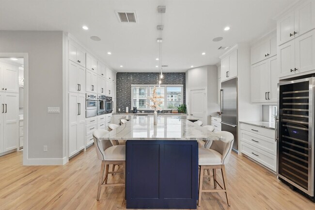 Building Photo - 428 Highwood Trl