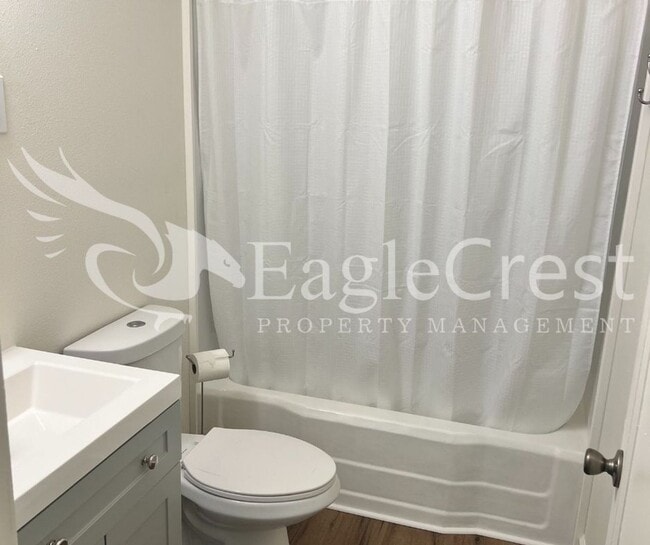 Building Photo - Charming 3 Bedroom, 1 Bath House with Fenc...
