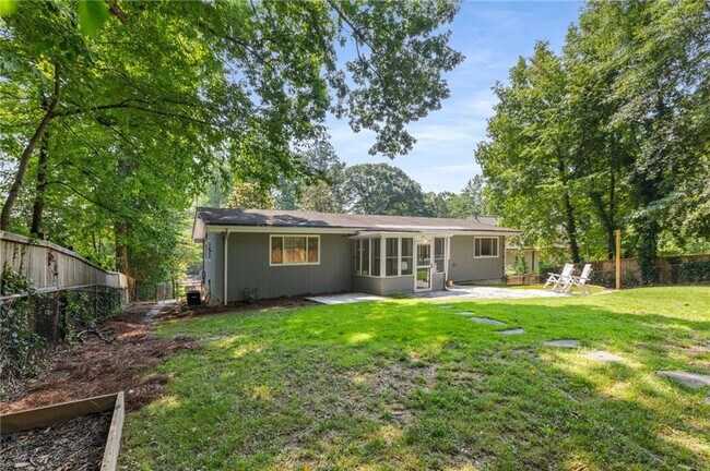Building Photo - 2132 Fairway Cir NE