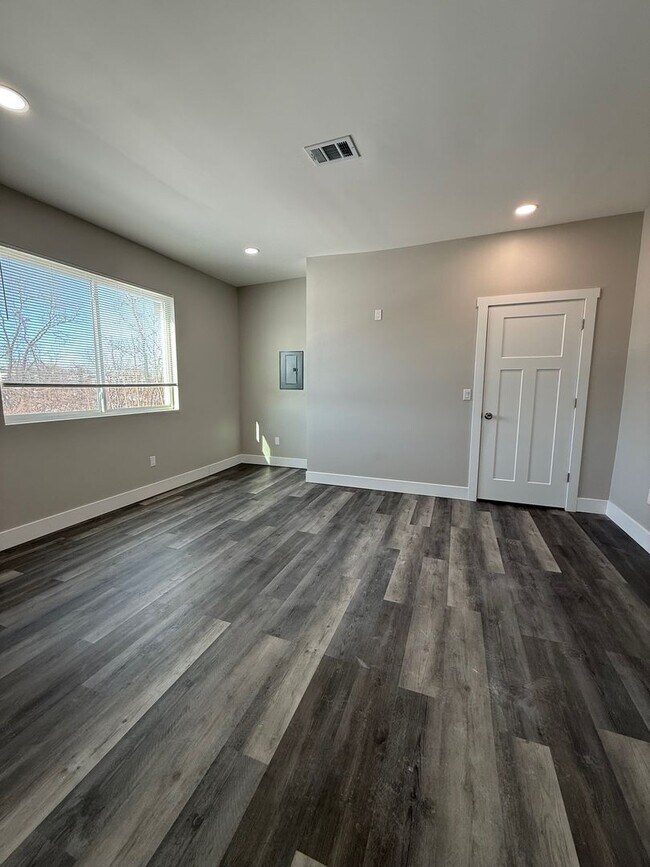 Building Photo - 6621 Tennis St