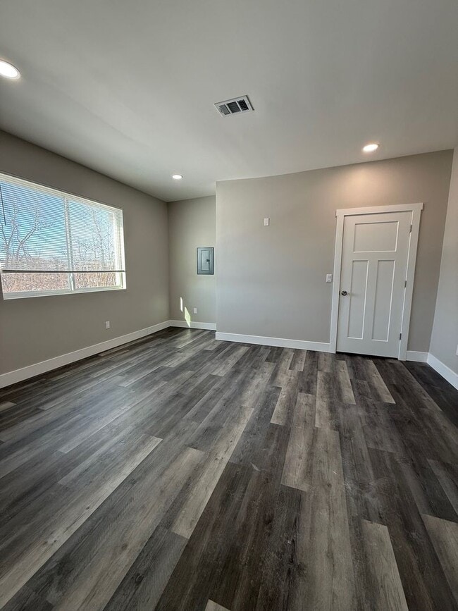 Building Photo - Newly Renovated 2 bedroom in Lincoln- Larimer