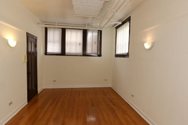 Building Photo - 819 W Waveland Ave