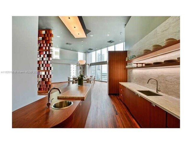 Building Photo - 1300 Brickell Bay Dr