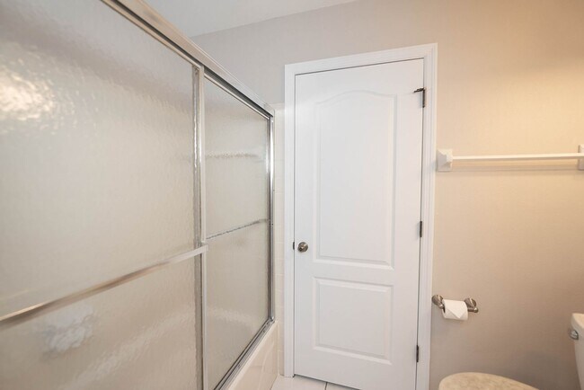 Building Photo - Welcome to this spacious three-bedroom, three-bath home in the heart of Palm Bay