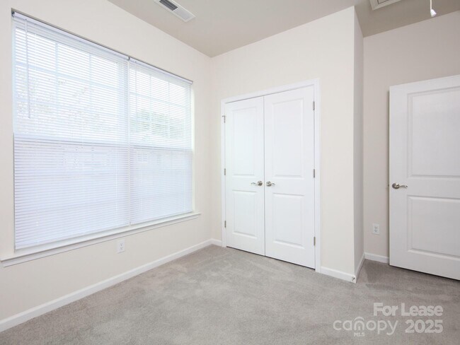 Building Photo - 161 White Apple Wy