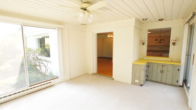 Building Photo - 460 Highcrest Dr