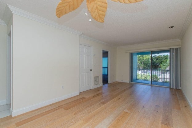 Livning area - 98402 Windward Ave