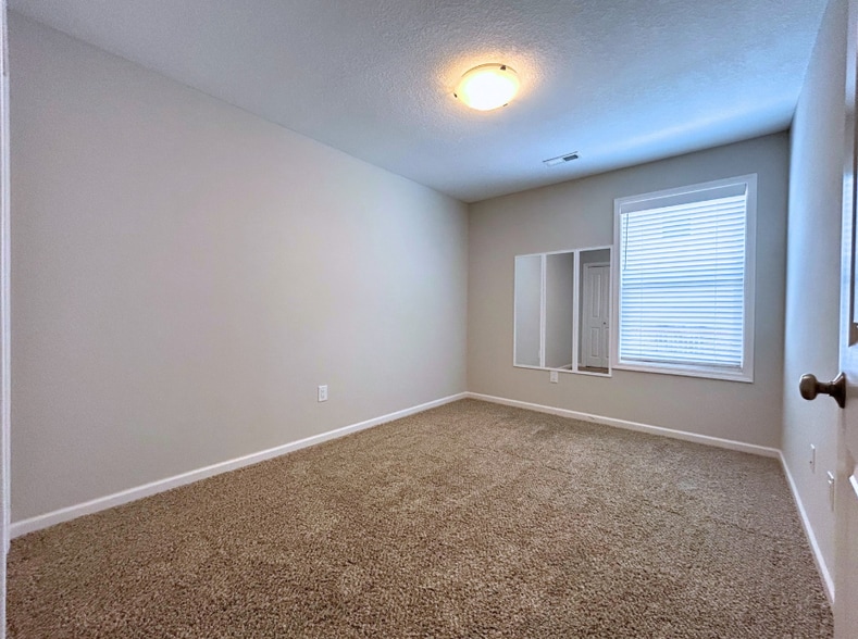 Building Photo - 711 Newport Pl