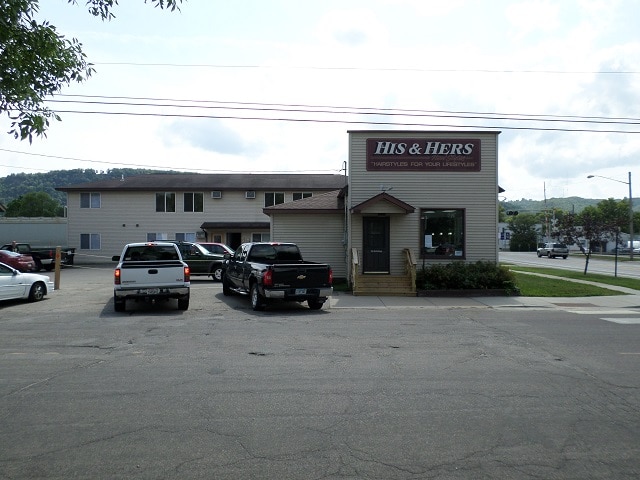 Building Photo - 560 Main St