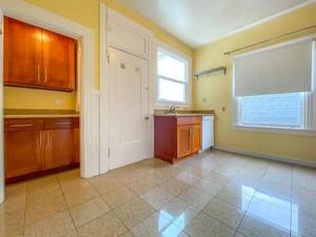 Building Photo - Outside Leasing - 1035-1039A Sanchez Street