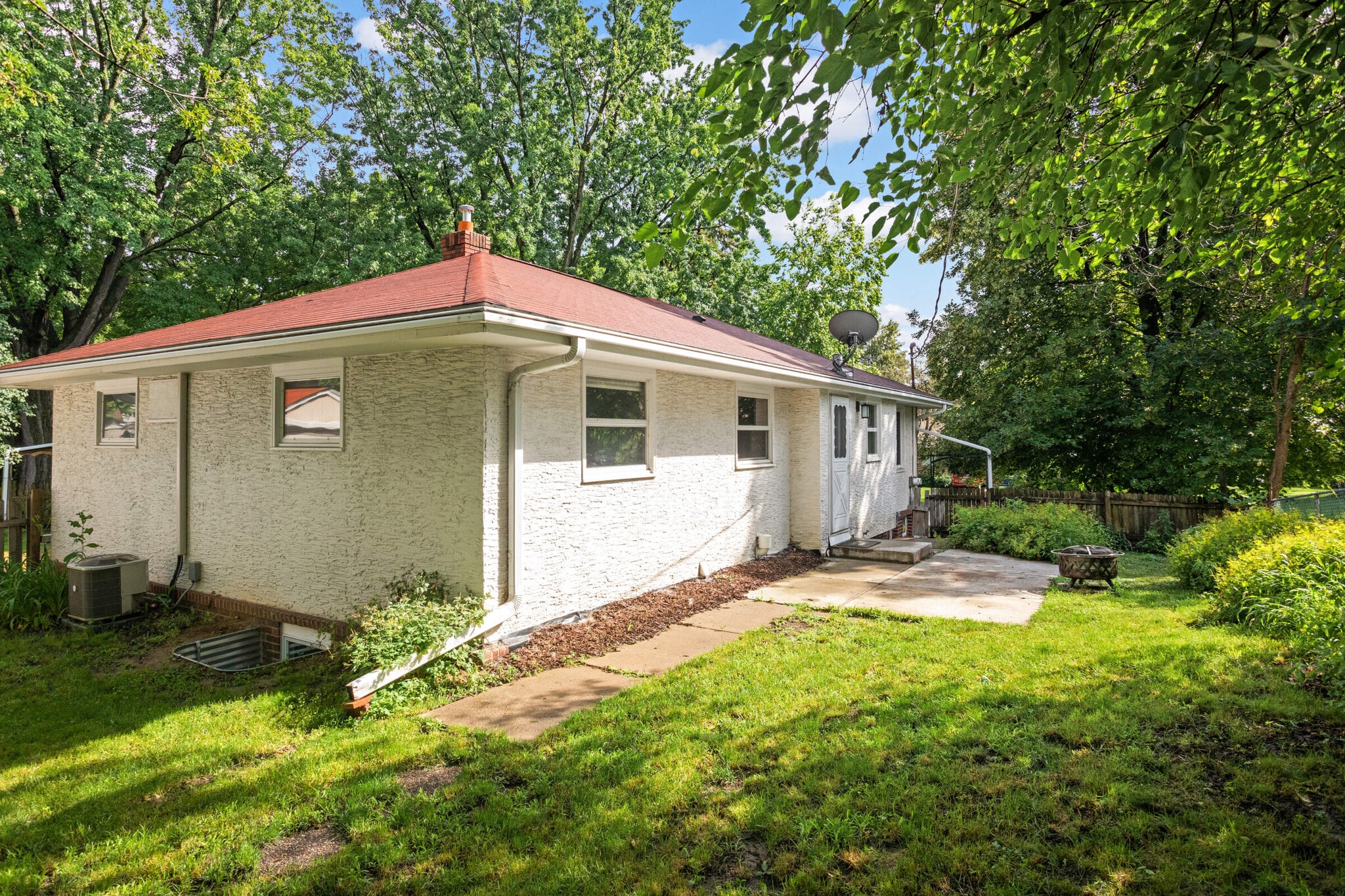 Patio & Yard - 2525 Maple Ln