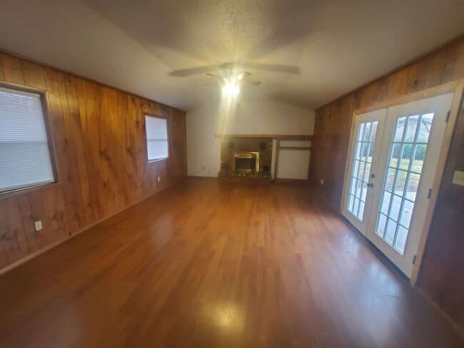 Building Photo - Nice 4 bedroom 1.5 bath home close to U of A and I-49
