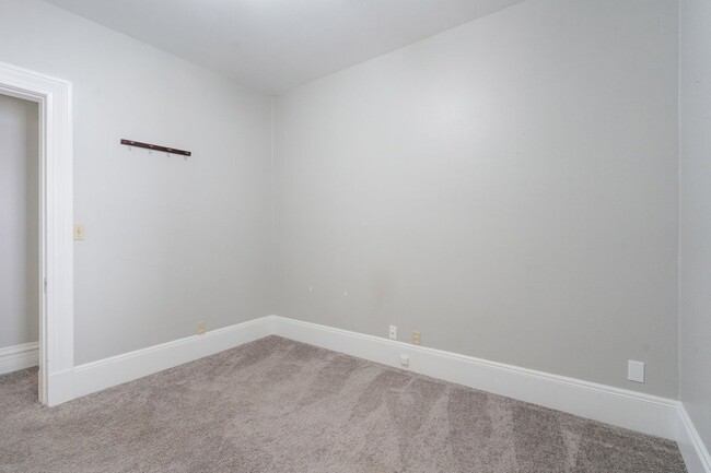 Building Photo - GATED OFF STREET PARKING - Top Floor Unit ...