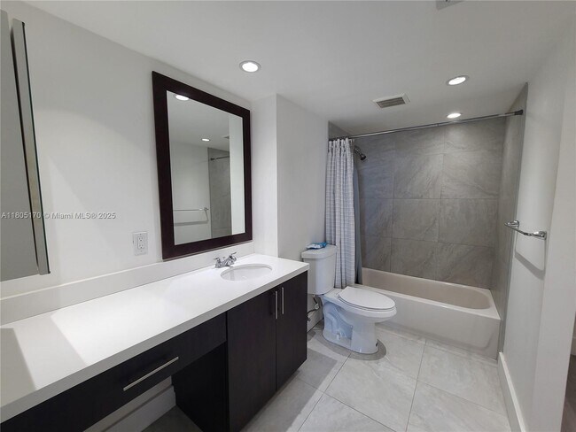 Building Photo - 3625 N Country Club Dr