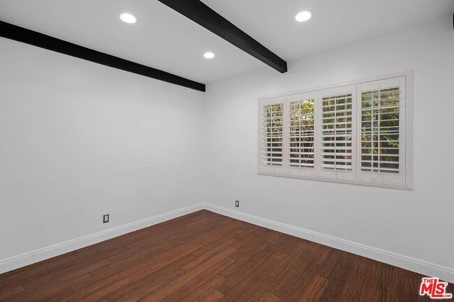 Building Photo - 1126 S Bundy Dr