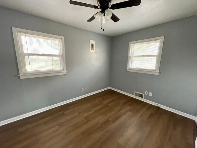 Building Photo - 4 bed 2 bath now available