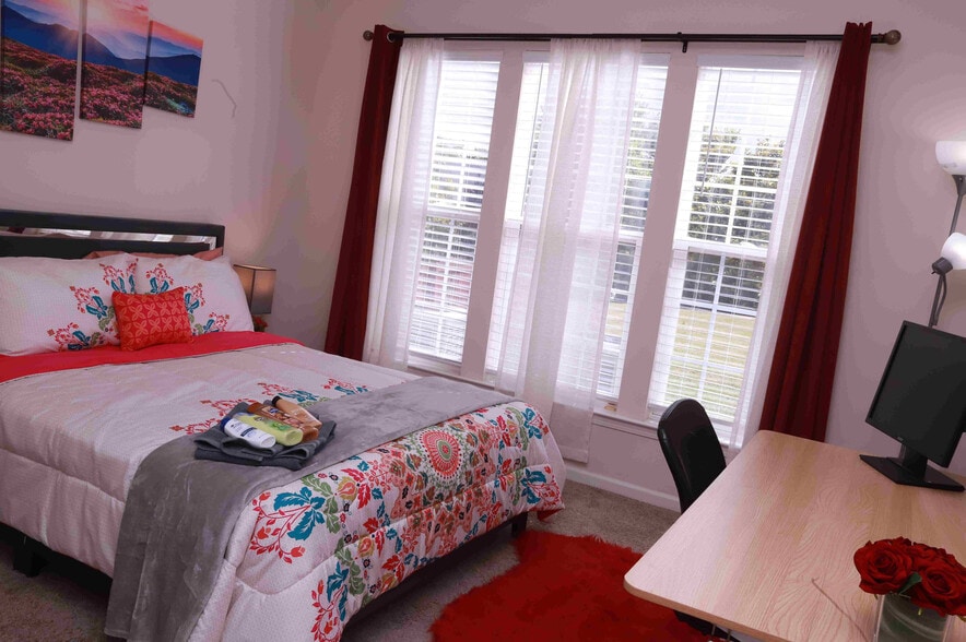 Building Photo - Room in House on Red Birch Dr