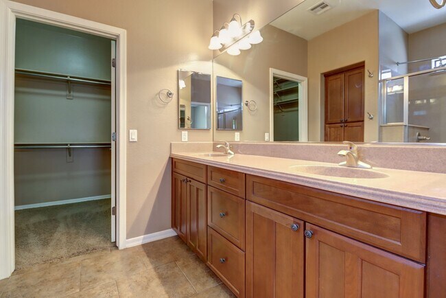Building Photo - Beautiful 4 bedroom 2 bathroom home in Pre...
